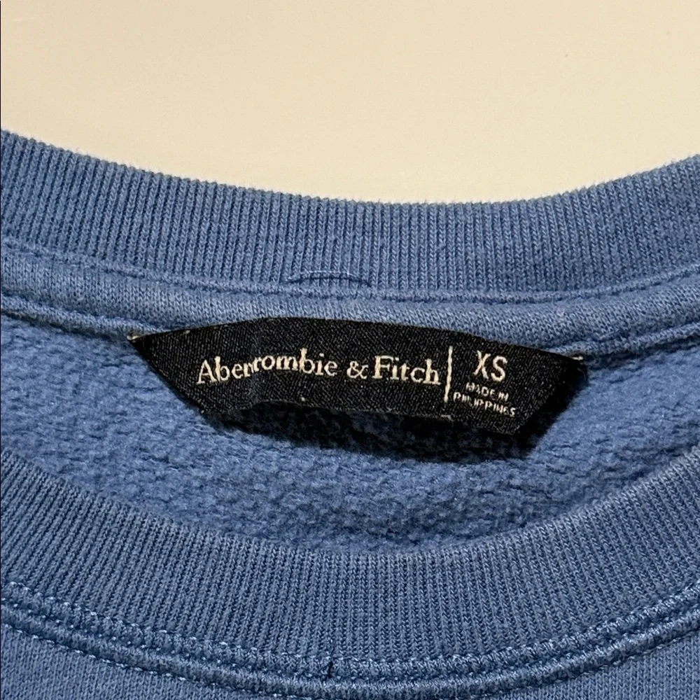 Abercrombie & Fitch l Large White Font Sleeve To Sleeve  sweater Size XS